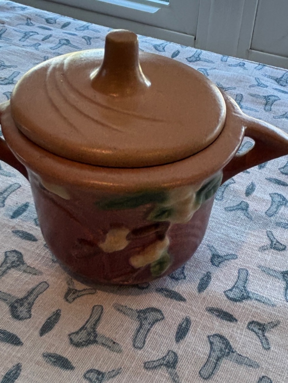 Roseville Pottery Snowberry sugar bowl